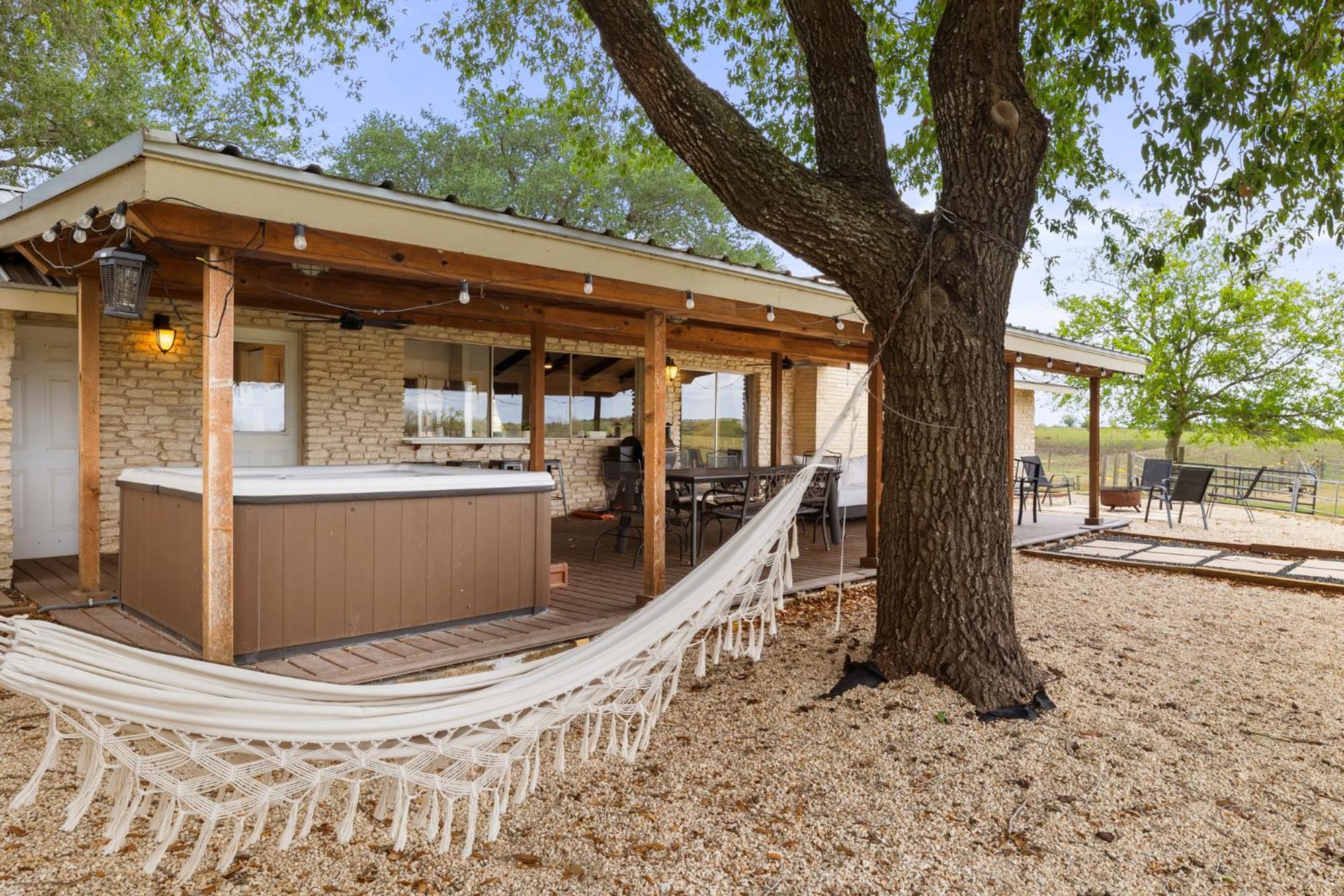 Farm Retreat With Jacuzzi, Fire Pit, Mini Goats, Mini Ponies And Mini Cows Villa San Marcos Ruang foto